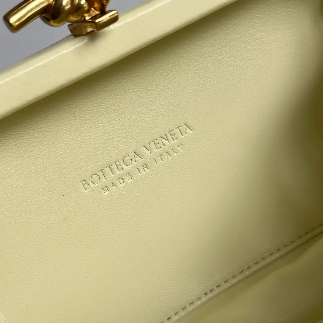 Batch 1860 BV Knot | The classic return of the evening bag. Original leather ➕ Stainless steel hardware ➕ 24k real gold plating ➕ Fully handmade. Those who know the history of our brand should have heard that the knot is a story of Bottega Veneta, and it is also one of the more important design elements. Matthieu Blazy's work this season sublimates Knot's classics, with a new knot design and a woven shoulder strap, plus Fouland Intreccio's weaving technology, adding some fashion to the retro and nostalgic feel of the past. Style number: 717622 Size: 20.5*6*12.5